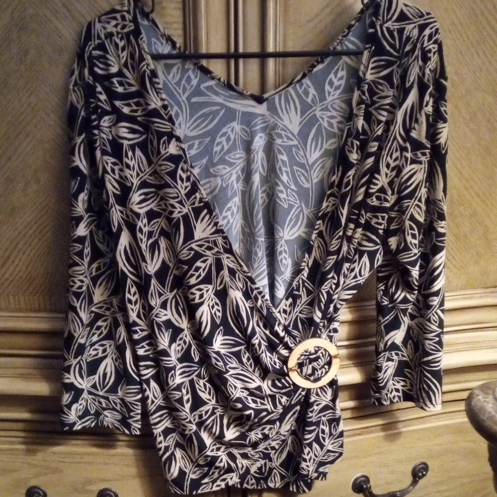 Chic Black and White Wrap Blouse with V-Neck and 3/4 Sleeves